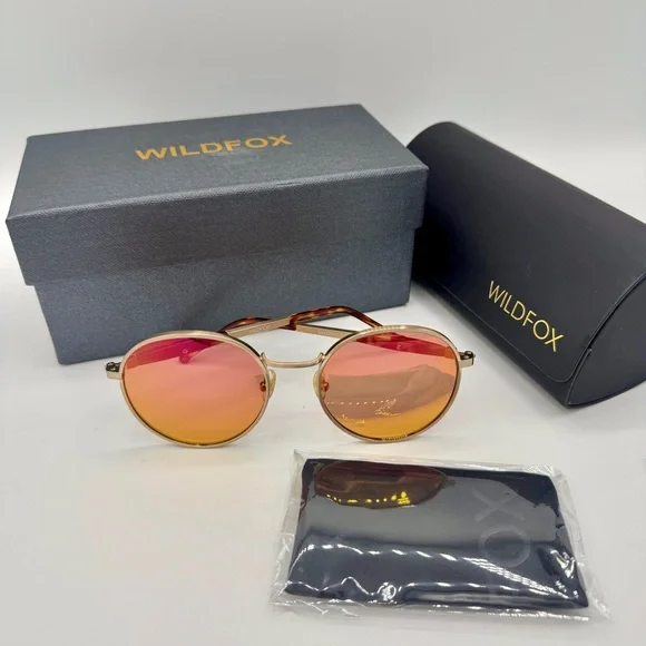 NWT Wildfox Dakota Deluxe Sunglasses Classic Round Gold NEW with case and cloth
